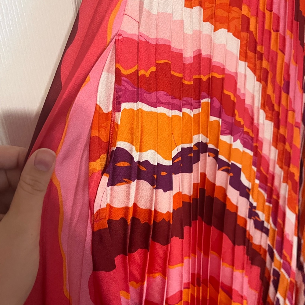 Oh so modest Pleated dress - Picture 4 of 9